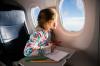 Cómo volar con un niño en un avión: trucos para viajar en invierno