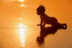 Con o sin ropa interior: ¿Qué enfermedades El riesgo de contraer niños con guijarros en la playa