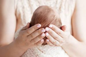 Un bebé recién nacido no está amamantando: 7 razones y soluciones