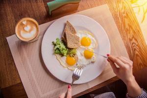 ¿Por qué es necesario lavar los huevos antes de usar?