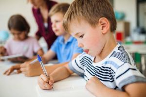 Cómo corregir la mala escritura a mano en un niño: consejos para los padres