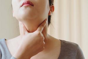 Cómo revisar su glándula tiroides en casa: 4 pruebas fáciles