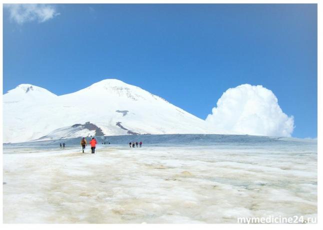 Nube y los dos picos del Monte Elbrus