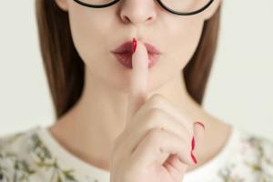 5 cosas peligrosas para hablar con otras personas: mantenerlos en secreto