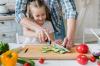 Pequeño ayudante: cómo enseñar a un niño a retorcerse descuidadamente con un cuchillo de cocina
