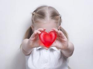 El ruido en el corazón del niño: lo peligroso que es y lo que debe hacer los padres