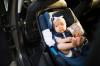 Cómo sujetar correctamente a un niño en un asiento de automóvil