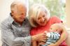 Abuelos, nietos, que están amamantando, vivir más tiempo