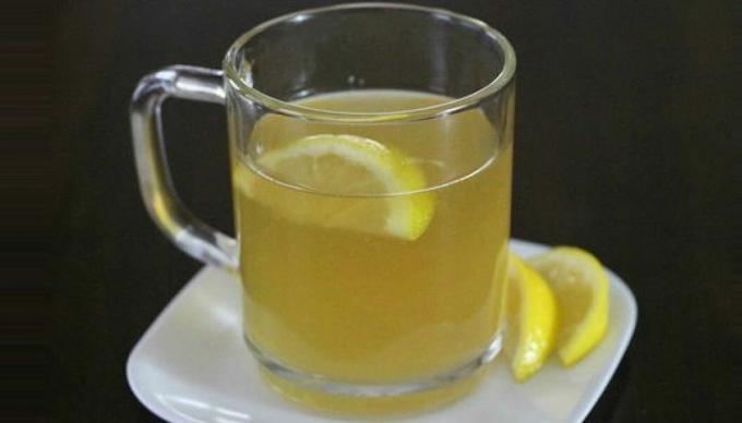 agua caliente con limón - agua caliente con limón