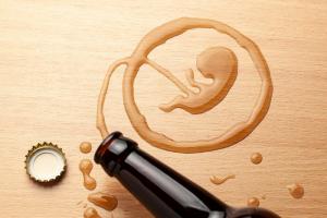 Por qué no debes beber alcohol durante el embarazo