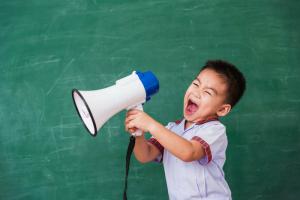 ¿Qué errores de los adultos afectan gravemente el desarrollo del habla de los niños en edad preescolar?