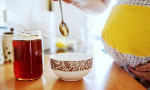 ¿Puedo comer la miel durante el embarazo: pros y contras