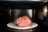 Por qué no puedes descongelar carne en el microondas