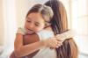 A menudo abrazar a sus hijos por qué abrazos son importantes para el niño