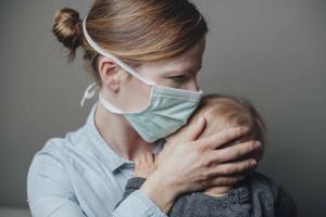 Cómo sobrevivir a una enfermedad con un bebé en brazos
