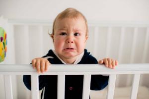 ¿Por qué los bebés de repente comienzan a llorar por la noche?