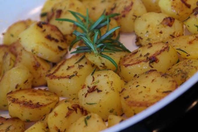 Patatas reales con ajo y hierbas: una receta que te conquistará