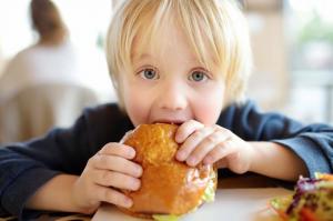 Sin salchichas y embutidos: la comida en los comedores escolares se lleva a una norma saludable