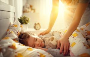 Cómo trasladar a un niño a su habitación: los 10 consejos principales para los padres