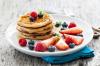 Qué cocinar para un estudiante para el desayuno: panqueques de frutas.