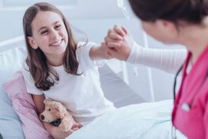 ¿Cómo preparar una hija de la primera visita a un ginecólogo