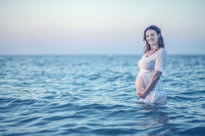 Cómo elegir el traje de baño adecuado para una mujer embarazada: los mejores consejos
