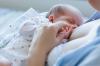 11 razones más comunes por las que un bebé regurgita una fuente