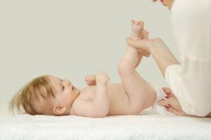 ¿Cómo cambiar el pañal de un bebé: instrucciones detalladas