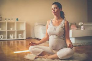 Yoga para madres embarazadas ayuda en el parto
