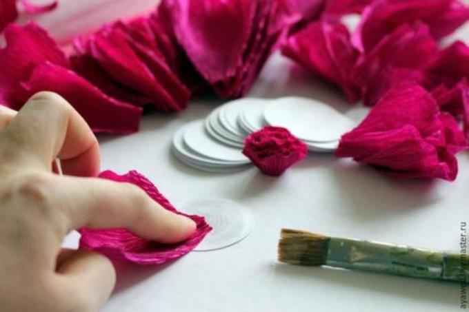 Cómo hacer tulipanes de papel corrugado de bricolaje: instrucciones paso a paso