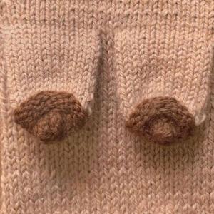 Pechos en agujas de tejer: una mujer mexicana teje tops que imitan senos después del parto