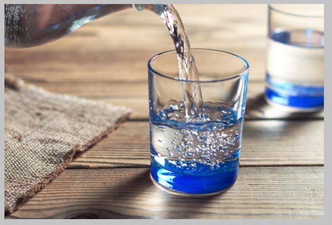 Muchos médicos dicen que en el día debe beber 1,5 litros de agua. Sin embargo, cada persona es diferente. Depende del peso corporal, la actividad física durante el día, la temperatura ambiente y otros factores. Pruebe usted mismo a sentir su cuerpo, prevenir la sed y la deshidratación.