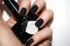 Negro esmalte de uñas en uñas cortas - una opción elegante para cada estado de ánimo