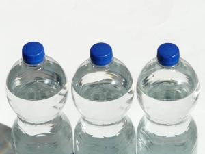 Beber, comer, minerales, terapéutica: ¿qué embalaje y lo que el agua es mejor