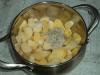 Carpín con las patatas cocidas al horno en el horno