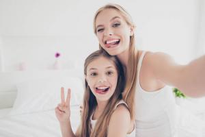 ¿Cómo construir una relación con su hija adolescente: el rigor frontera y la amistad
